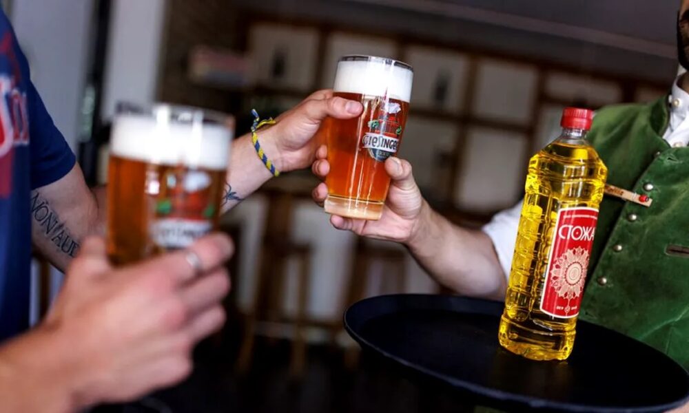 Criza este atât de gravă încât s-a ajuns la troc. Un bar din Munchen dă bere contra ulei