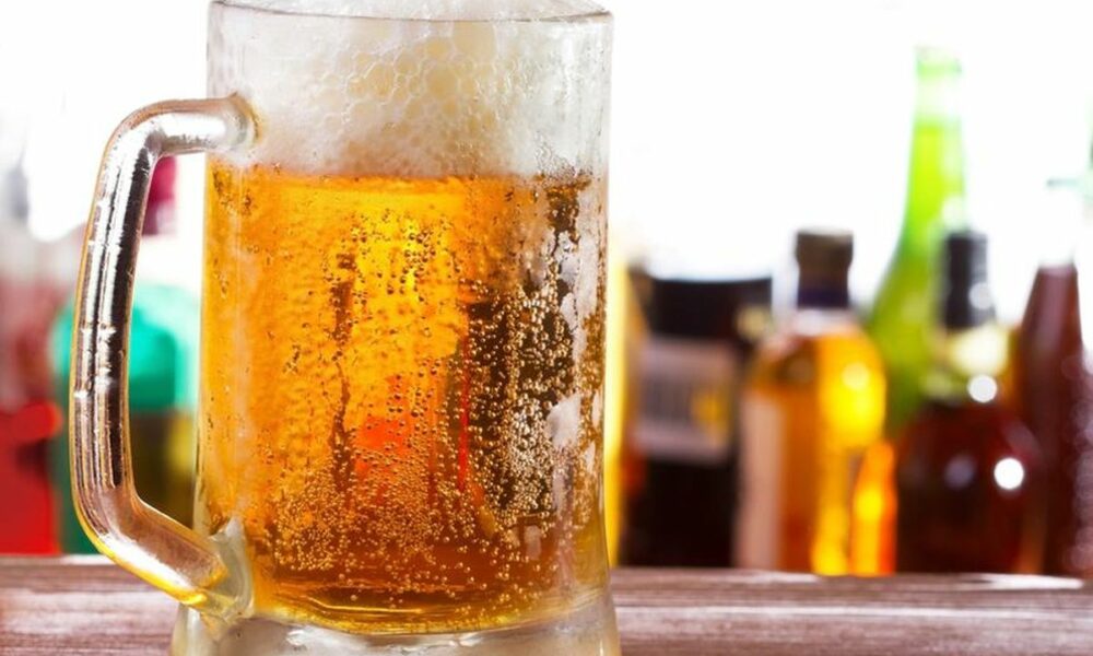 Nici berea nu mai curge cum trebuie! Scădere de 10% pe piața din România