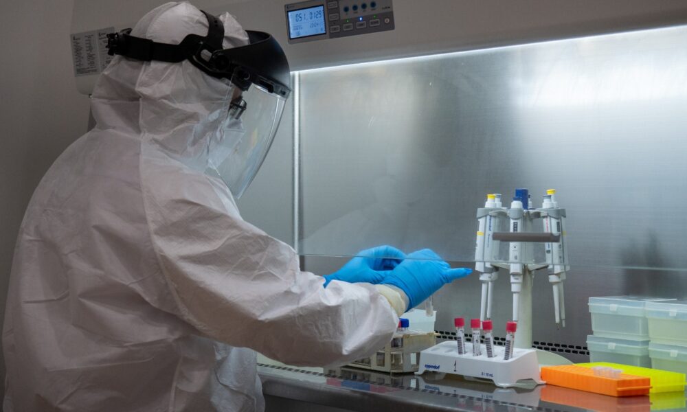 Covid 19, cum ajung să se infecteze cu virusul cei care au trei doze de vaccin. Explicația medicului