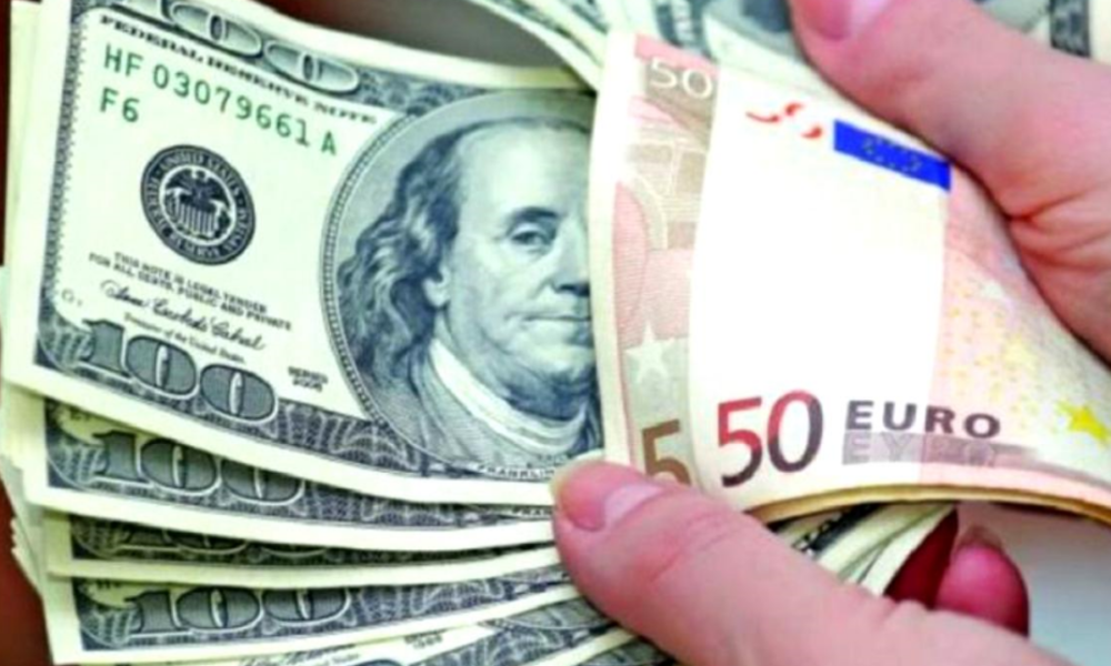 Pentru prima data în 20 de ani, euro a coborât sub dolar. Recesiunea anunțată afectează moneda europeană
