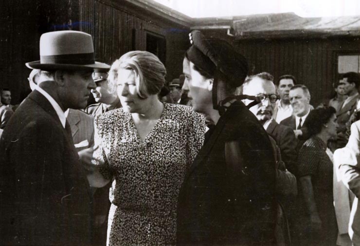 Gheorghe Gheorghiu –Dej pe Aeroportul Băneasa înainte de plecare la Conferinţa de Pace de la Paris, întreţinându-se cu Ana Pauker şi Florica Bagdasar. (11.08.1946), Fototeca IICCMER