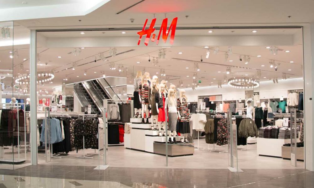 După McDonald’s, un alt mare lanț de magazine își va sista activitatea în Rusia din cauza războiului. H&M nu mai vinde rușilor