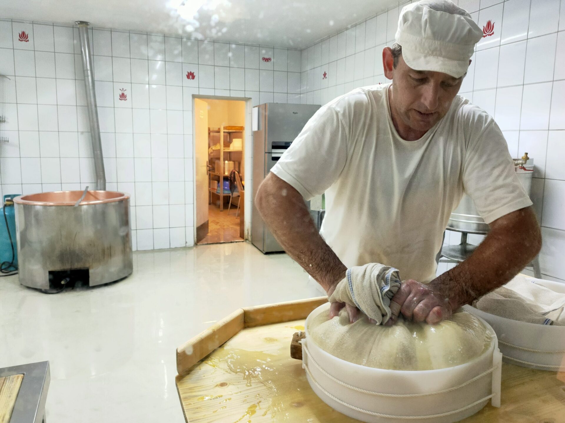 Atelier de producție a brânzei sursă foto Infofinanciar.ro