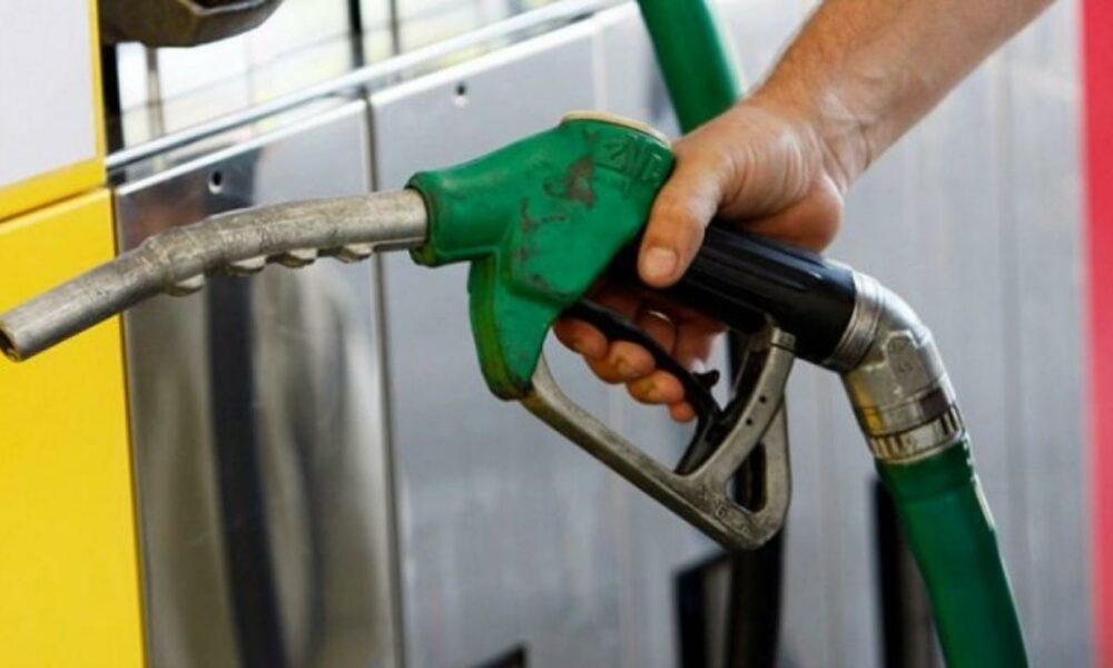 Prețurile la carburanți continuă să scadă! Cât costă astăzi un litru de combustibil