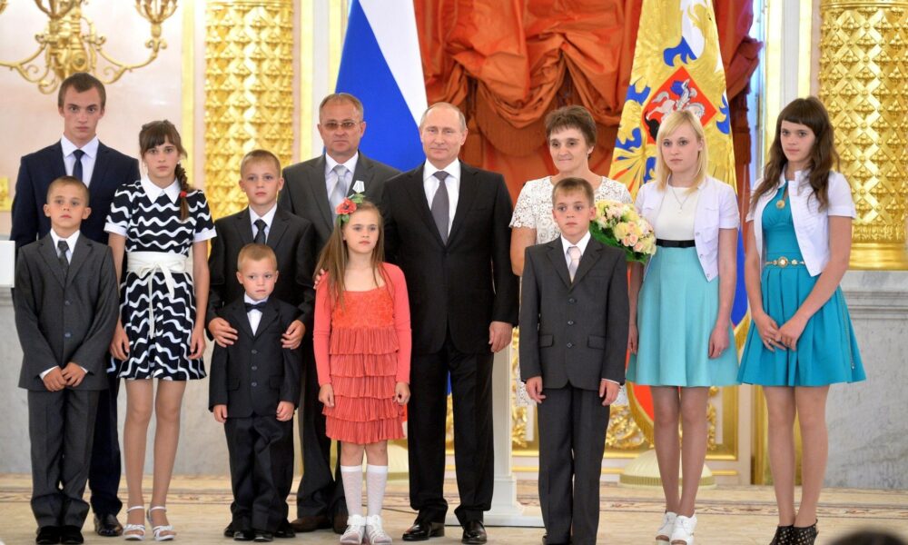Proiectul lui Putin prin care vrea să spele copiii ruși pe creier! Înscrierile încep de la vârsta de 6 ani