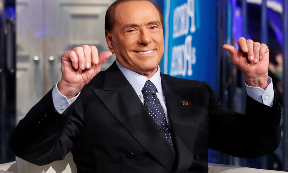 „Rămas bun, Berlusconi!”: Suporterii fostului premier îi aduc un ultim omagiu
