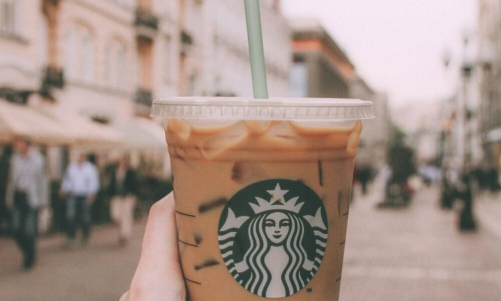 Starbucks dat în judecată! Băuturile companiei din fructe nu conțin fructe