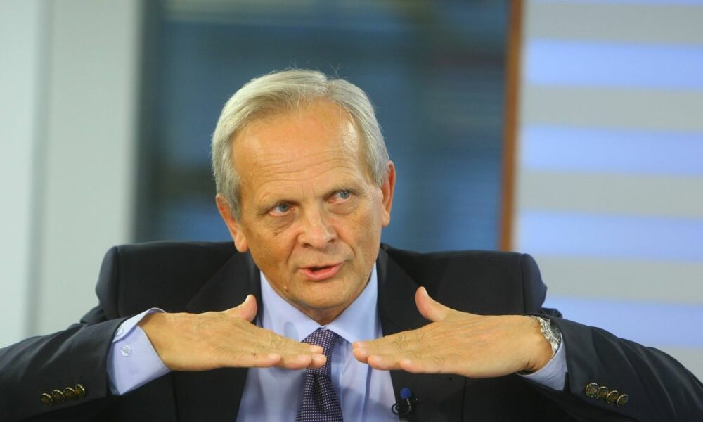 Stolojan, despre criza combustibilului: „Nimeni nu-i mulțumit, nici companiile, nici consumatorii”. Ajustarea prețului, soluția propusă de fostul lider politic