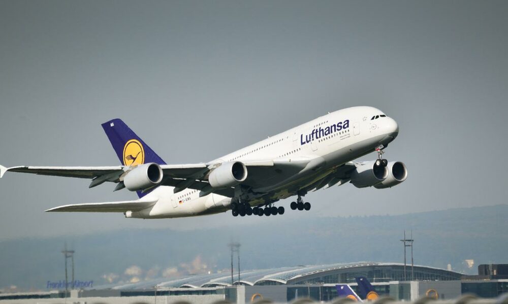 Criza din aeroporturi! Lufthansa anulează sute de zboruri programate miercuri