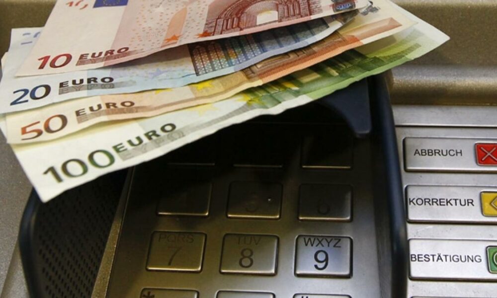 Analiză: Minimul ultimilor 20 de ani al euro a împins Banca Centrală Europeană la zid