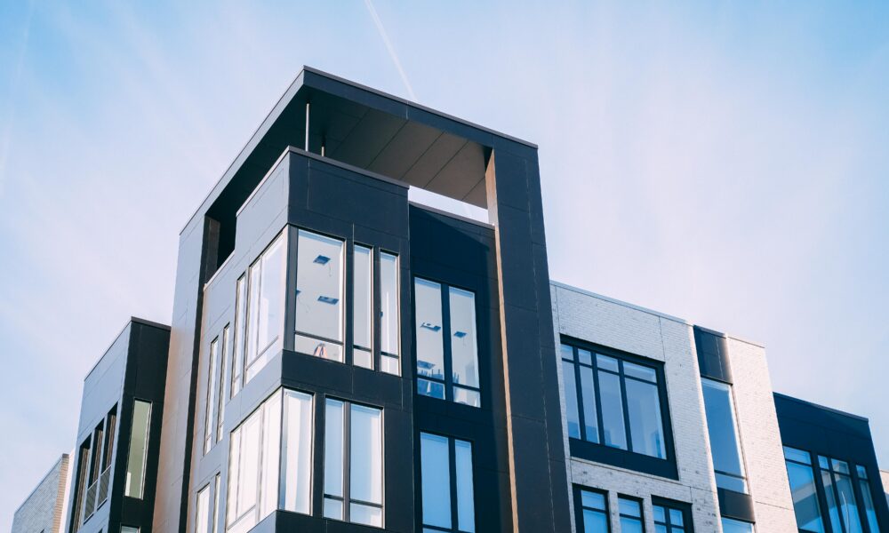 Crizele multiple se resimt și pe piața imobiliară. Numărul de tranzacții, în scădere, chiar și în Cluj sau București