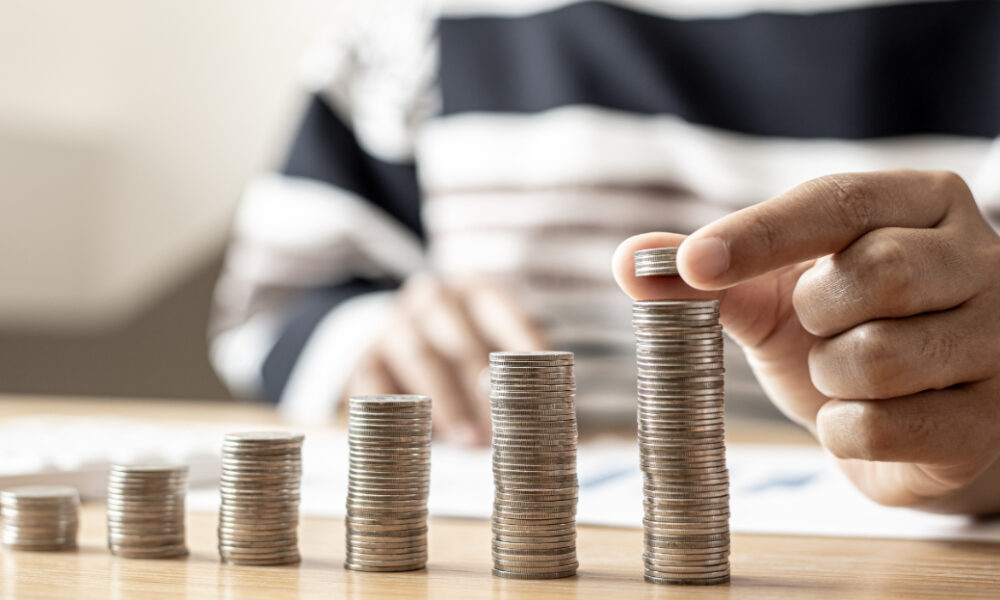 Românii fac economii, nu și investiții. Cum poți să-ți pui banii să producă pentru tine