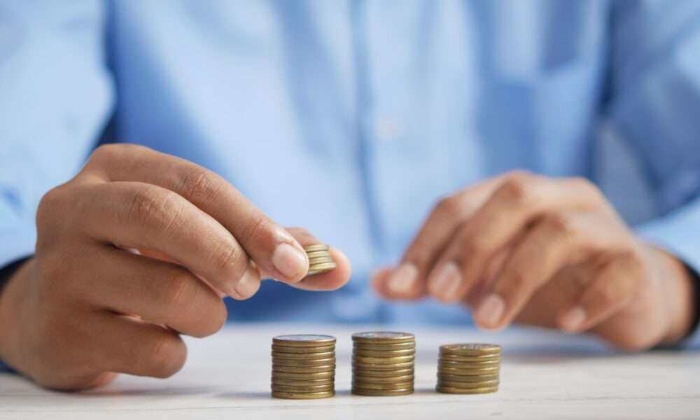 Salarii mai mici, angajări mai puține și bonusuri tăiate! Cum ar dori Guvernul să facă rost de bani după gaura din buget