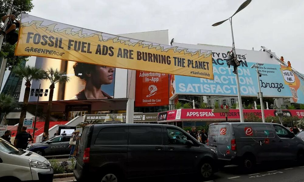 Franța, prima țară europeană care interzice publicitatea pentru combustibilii fosili. Cât de departe merge noua lege