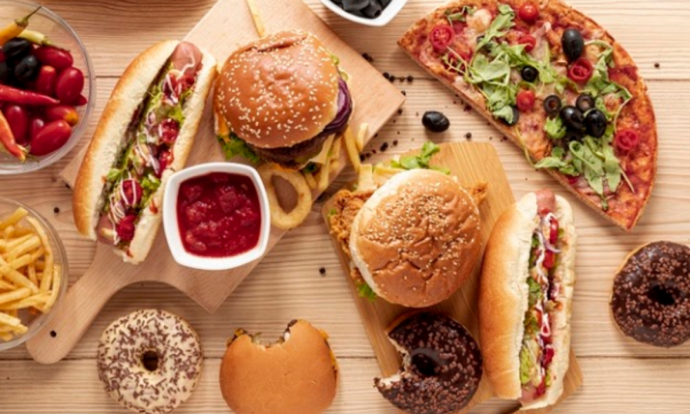 Publicitatea la junk-food este inamicul britanicilor când vine vorba de combaterea obezității