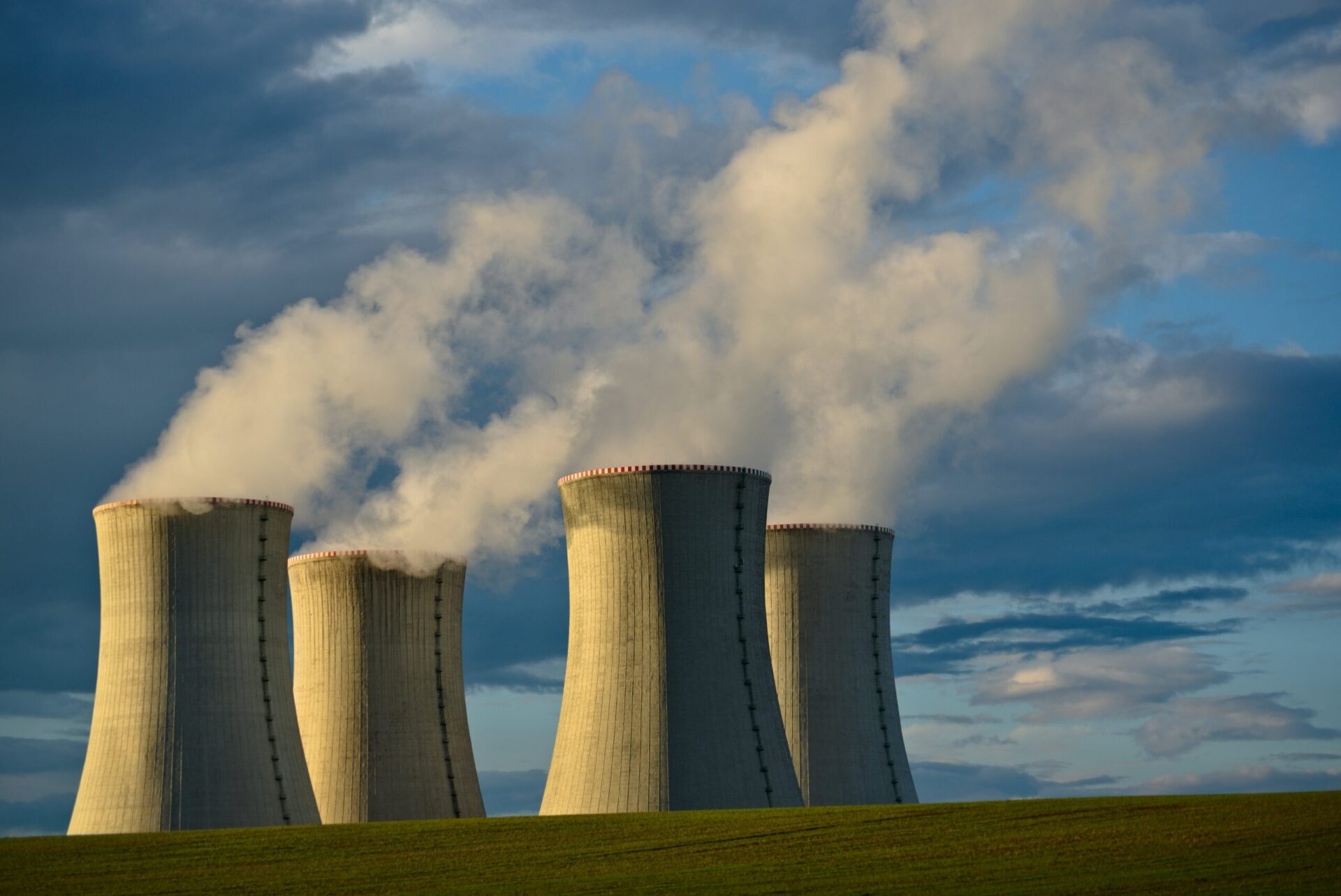 Centrale nucleare sursă foto unsplash.com