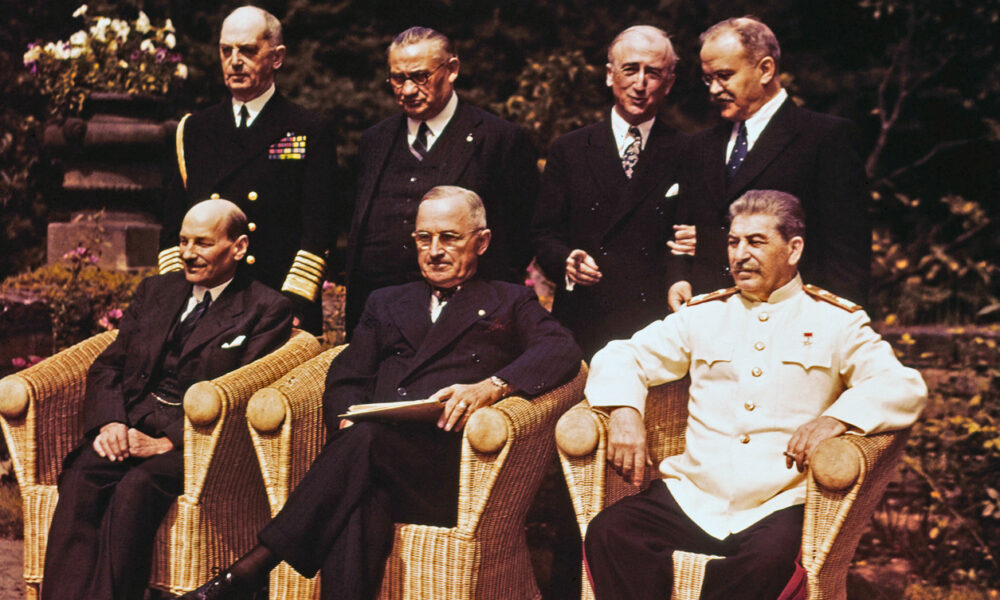 2 august 1945: încheierea Conferinței de la Potsdam. Stalin, Attlee și Truman decid soarta Europei