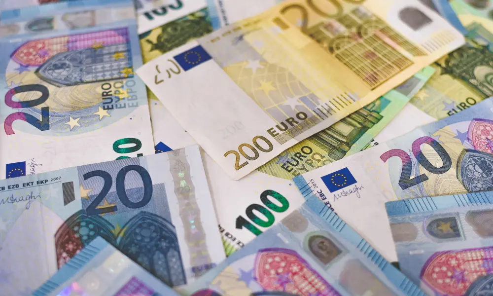 Salariu de peste 1.500 de euro! Unde se pot angaja românii