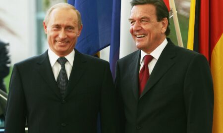 Plângere împotriva parlamentului german. Gerard Schröder, supărat că i-au fost retrase beneficiile