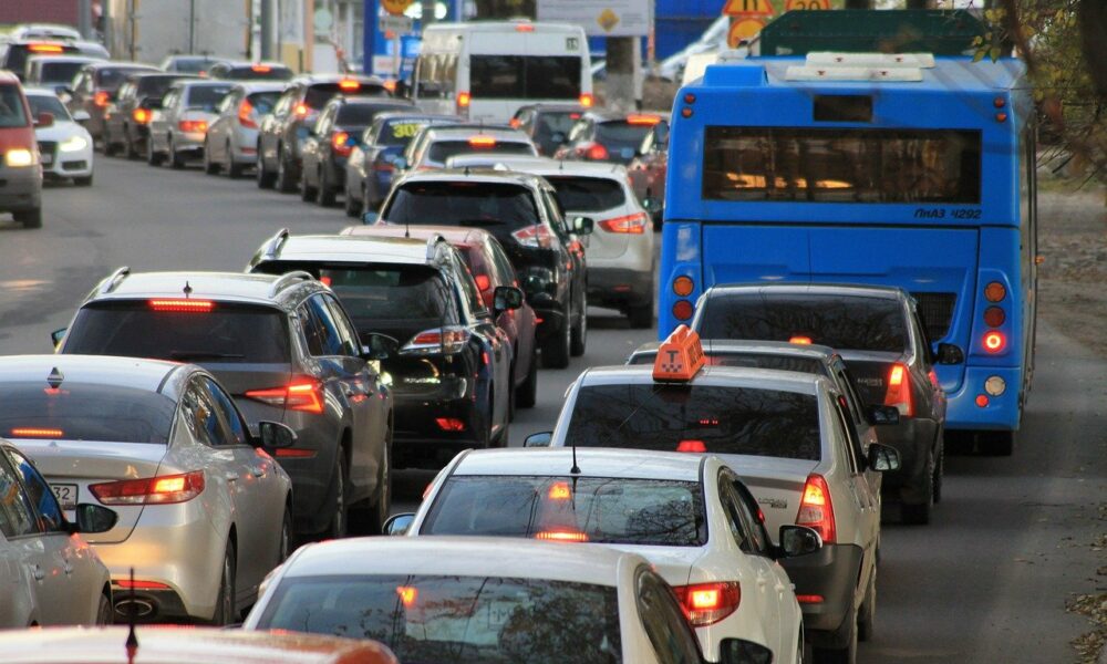 Ce restricții introduce noua lege pentru traficul urban. Șoferii trebuie să respecte condițiile sau să plătească