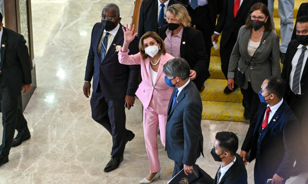 POLITICO: Nancy Pelosi a trecut peste amenințările militare chineze