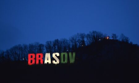 Numele orașului Brașov de pe vârful Tâmpa, în culorile drapelului Ungariei, sursă foto Primăria Muncipiului Brașov