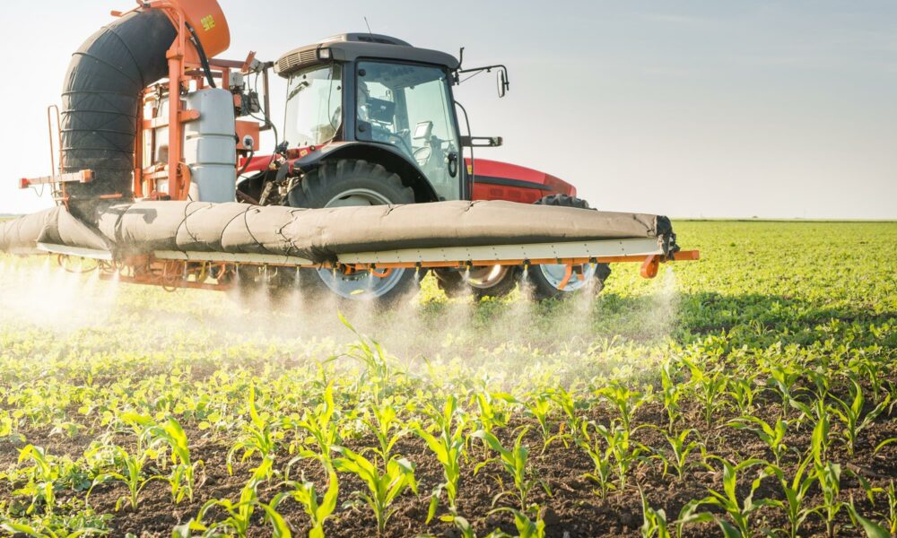 O nouă problemă pentru agricultori! UE îi obligă să reducă folosirea pesticidelor
