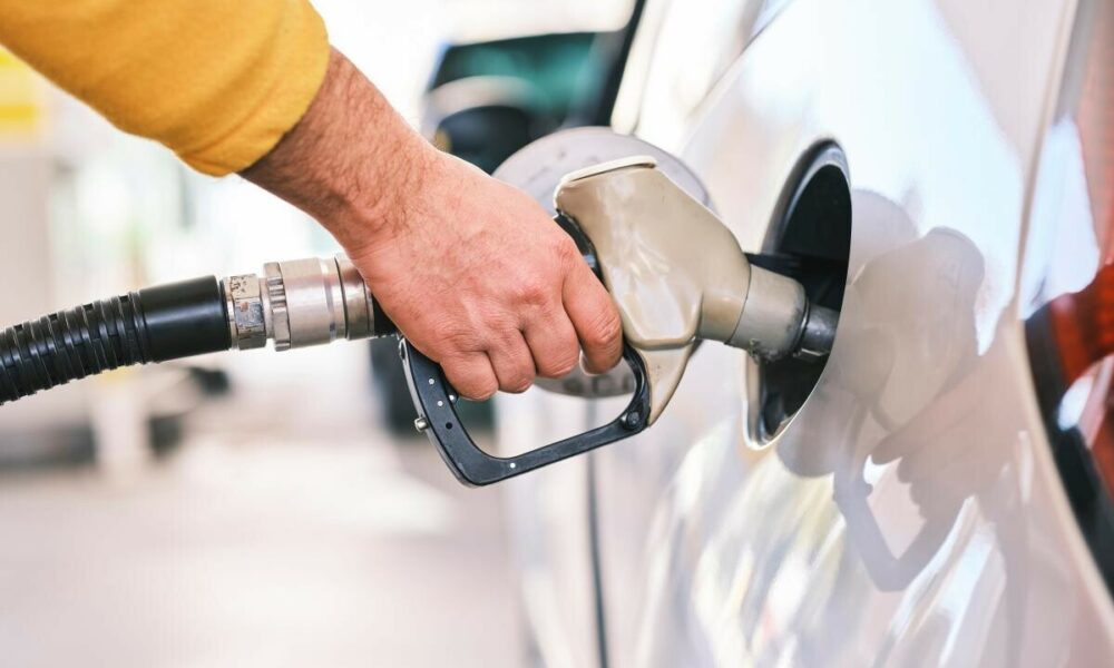 Cât mai costă benzina și motorina? Guvernul ia în calcul să elimine ajutorul de la pompă în valoare de 50 de bani