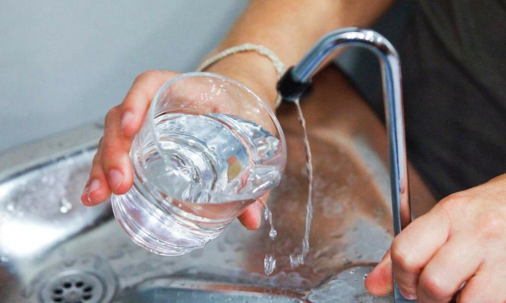 Apa de la robinet nu scapă de scumpiri. Care va fi prețul în funcție de județ