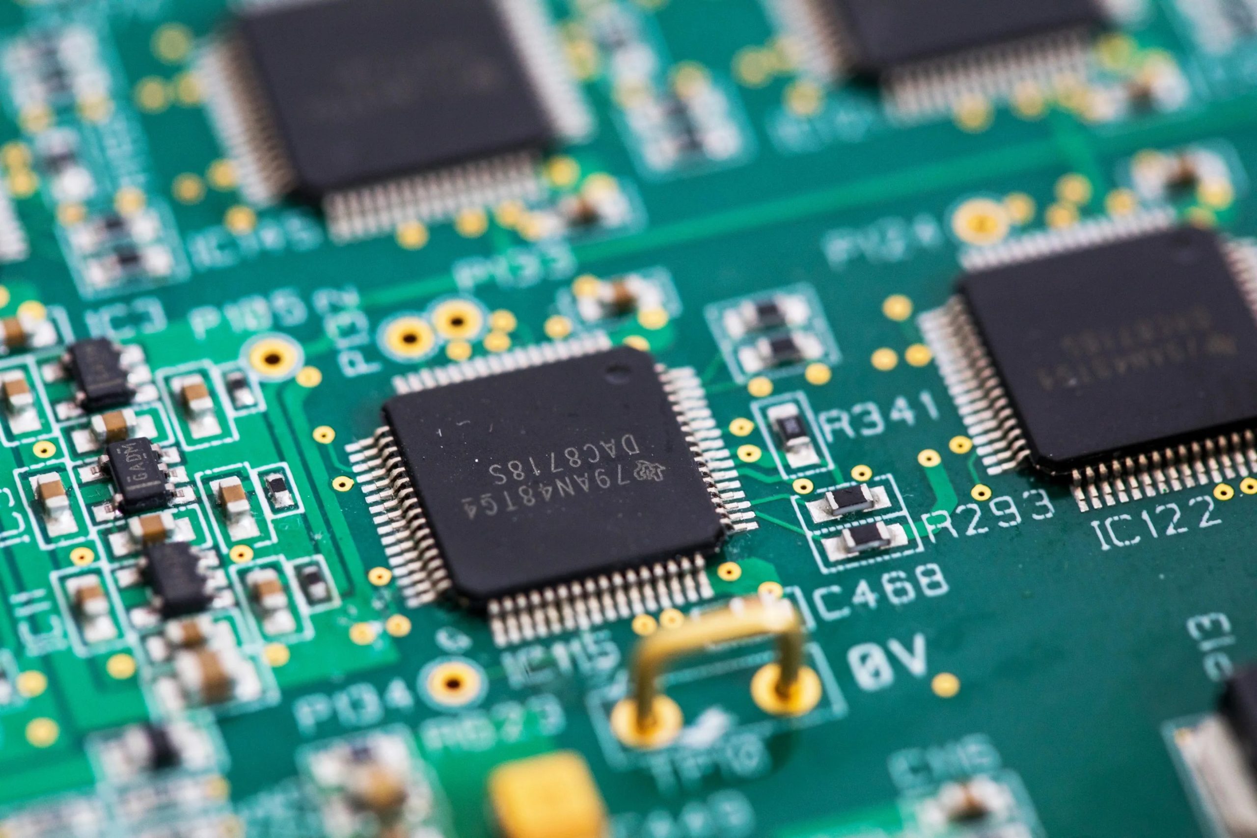 SUA revine pe piața semiconductorilor! Investește peste 50 de miliarde în retehnologizarea industriei