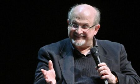 Salman Rushdie începe să se recupereze după atac. Iran: „Doar el este de vină”