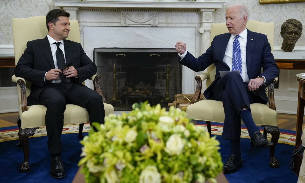 Zelensky primește cadou de ziua Ucrainei un ajutor de 3 miliarde de dolari. Joe Biden trimite Kievului tehnică militară sofisticată