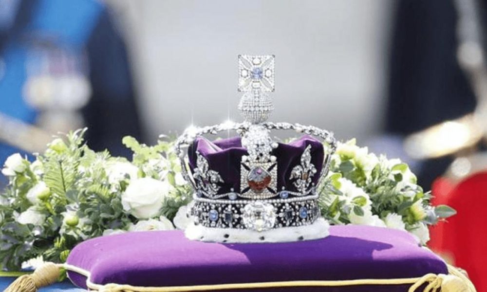 Povestea din spatele coroanei Elisabetei a II-a! Safirul, perlele, rubinul și diamantul parcă vorbesc