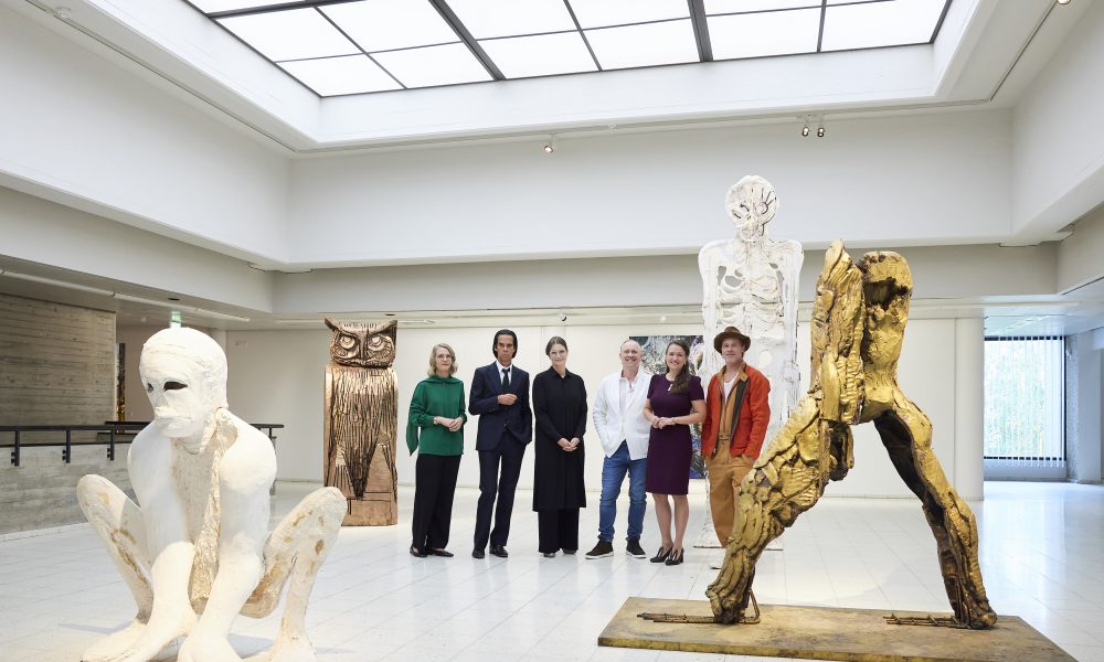 Din film direct la sculptură! Brad Pitt își face debutul ca artist într-o expoziție în Finlanda