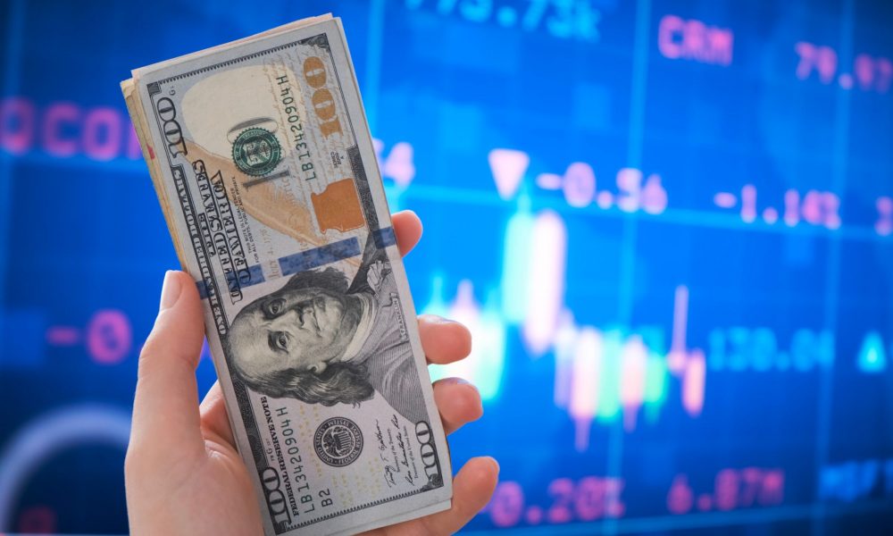 Dolarul a atins un nou maxim istoric. Cum este România afectată de creșterea monedei americane