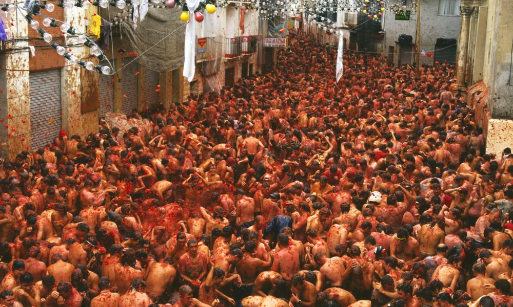 „Tomatina” a revenit! După doi ani de pandemie, spaniolii „se luptă” din nou cu roșii
