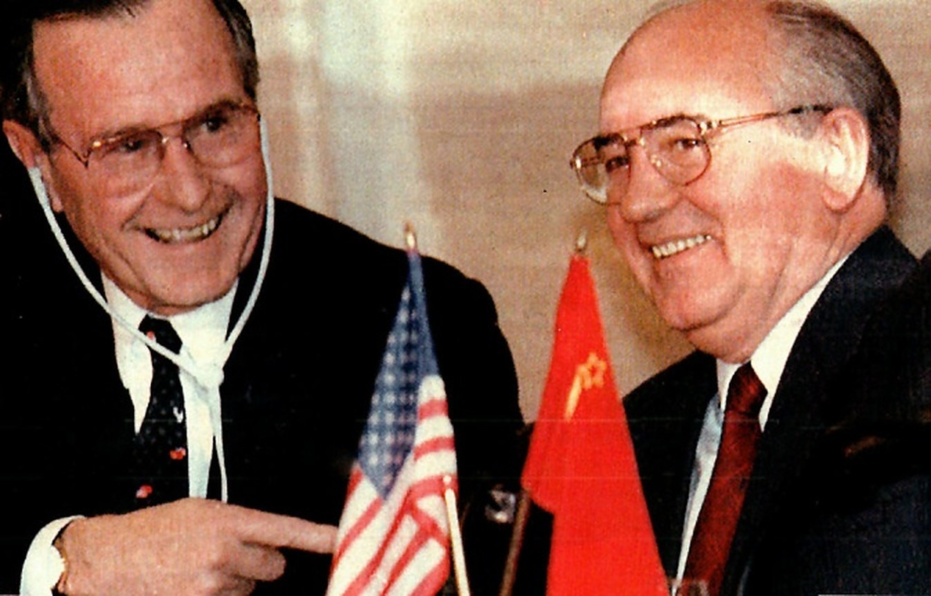 Lucinschi și Gorbaciov Sursa foto Învață ușor istoria!