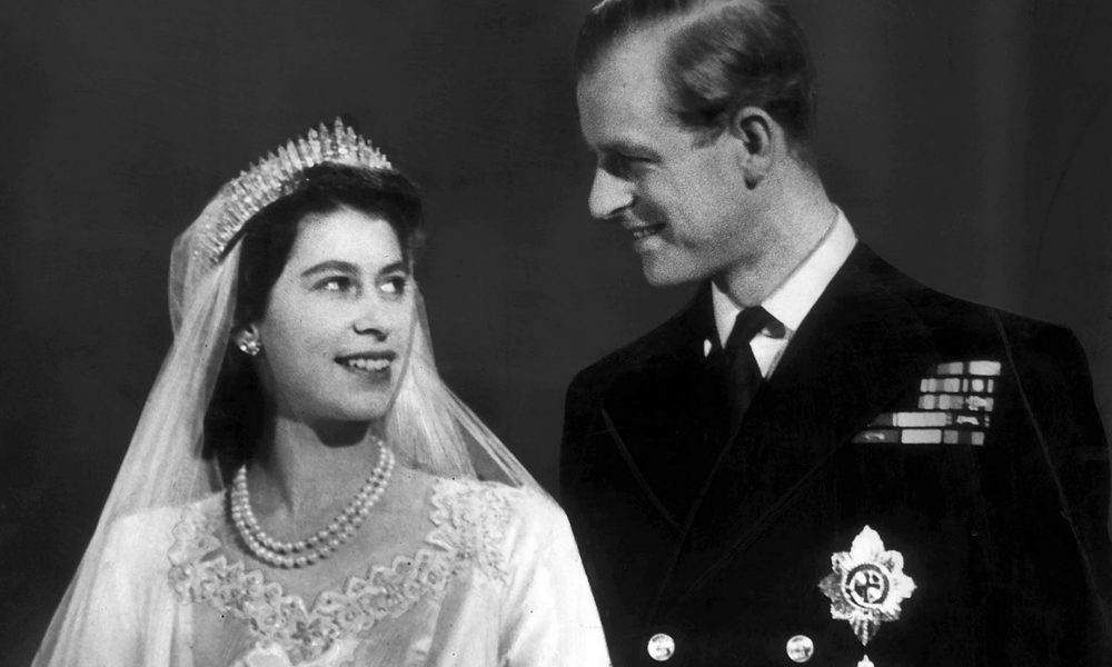 Regina Elisabeta împreună cu sora sa, prințesa Margareta este înmormântată în capela St George din Windsor. Trupul răposatului ei soț va fi mutat pentru a fi lângă ea