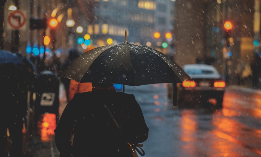 Temperaturile scad în următoarele zile! Vor fi ploi însemnate cantitativ și ninsori