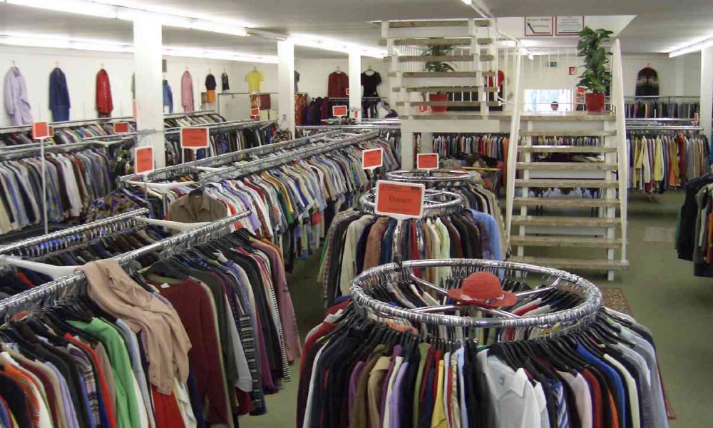 Hainele Second Hand, o soluție pentru criza financiară. Câți români se îmbracă la mâna a doua