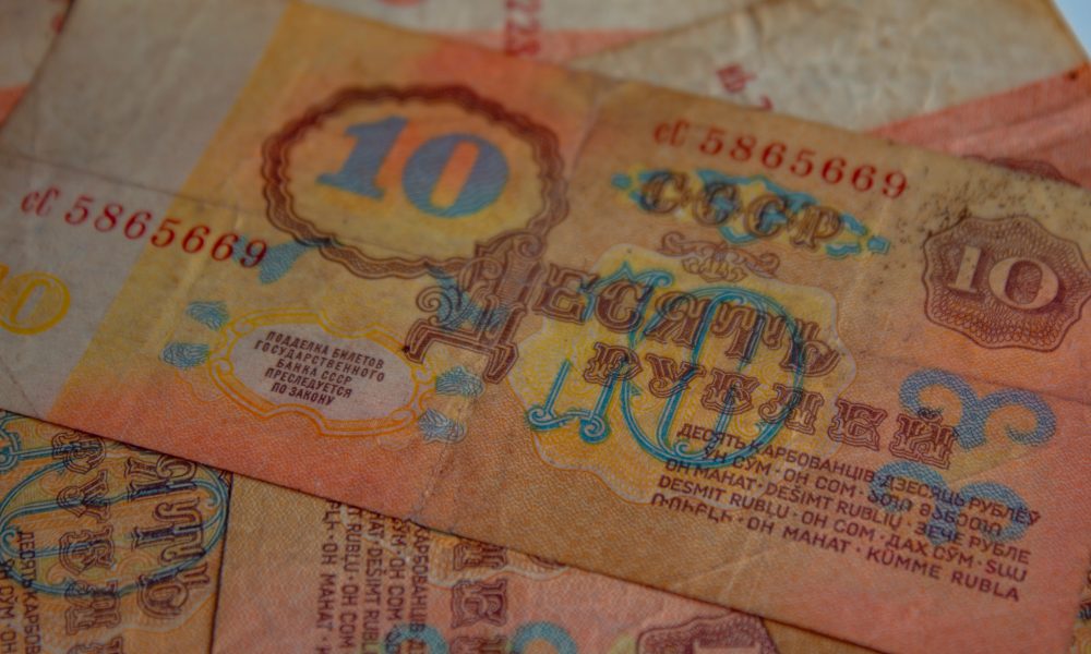 Rubla rusească pierde teren în fața monedelor internaționale. Autoritățile speră ca rata să se stabilizeze în cel mai scurt timp