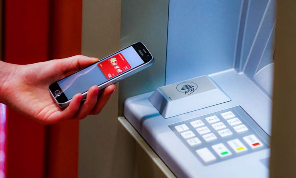 Românii pot retrage bani contactless! Ce bănci au introdus această funcție