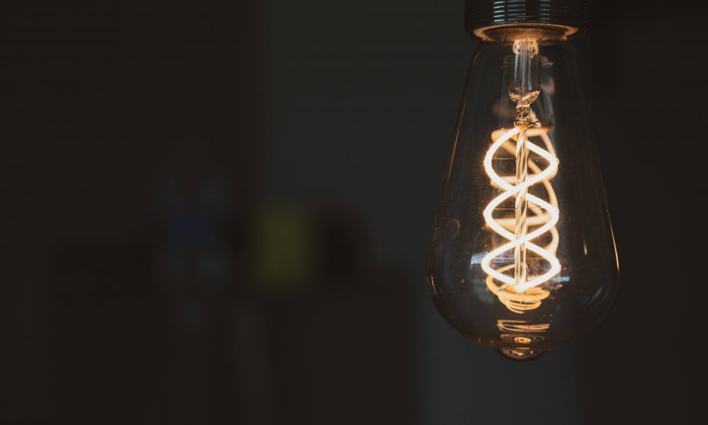 Românii vor beneficia de vouchere de 200 de lei pentru becuri LED! Care sunt persoanele eligibile