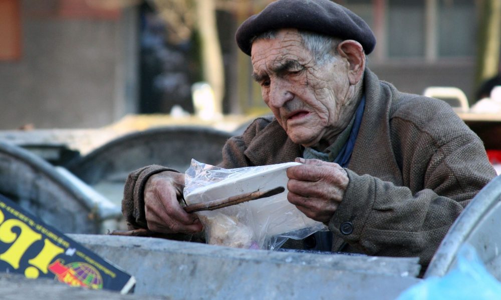 Comisia Europeană taie din cardurile sociale! Traiul la limita sărăciei nu este îndeajuns