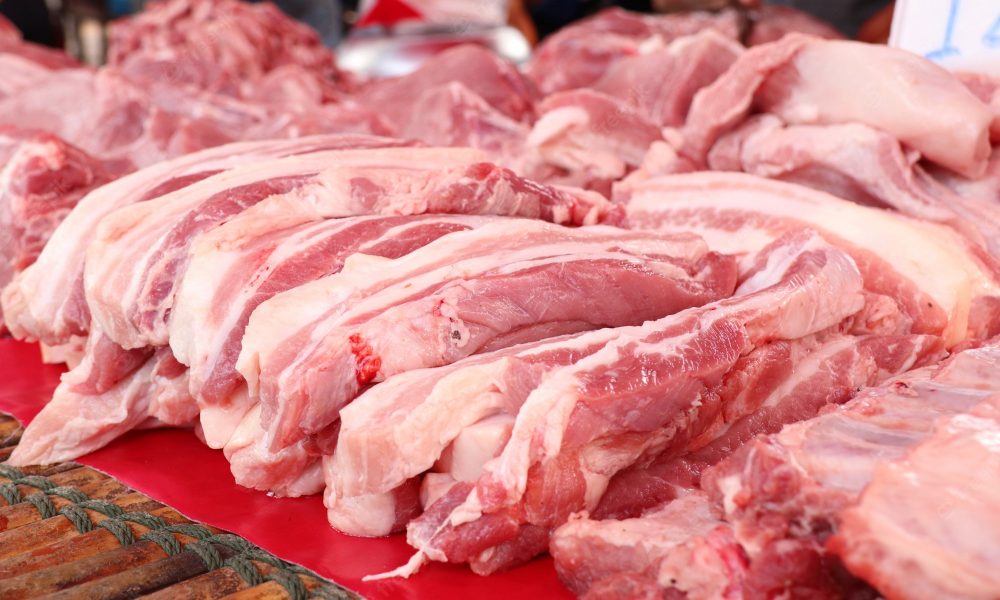 Carnea de porc își dublează prețul! La ce să ne așteptăm pentru Sărbători
