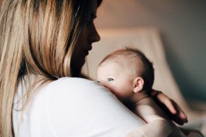 mama copil sursa foto unsplash.com