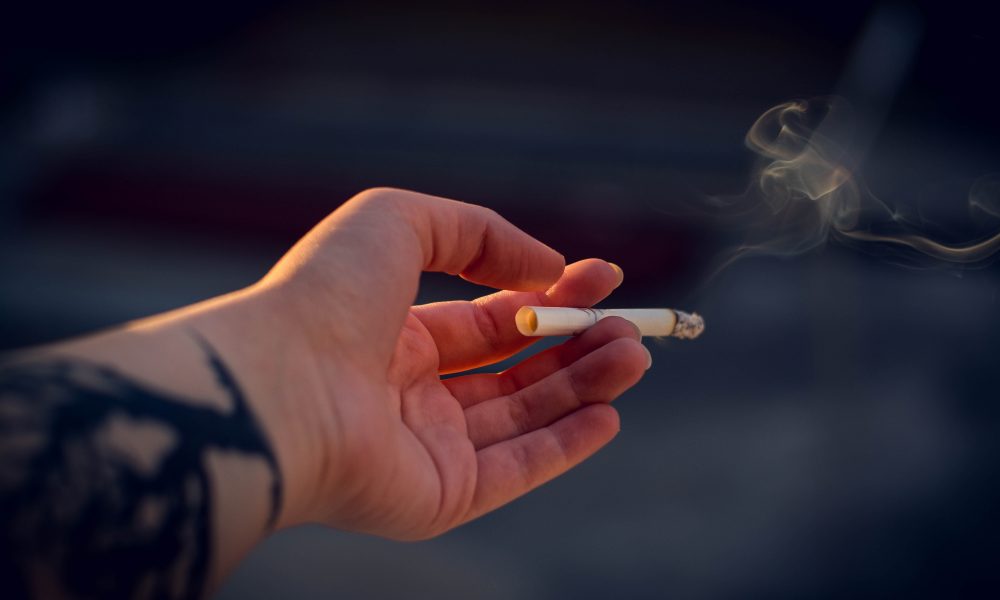 Fumătorii vor scoate mai mulți bani din buzunar! Țigările s-au scumpit chiar și cu un leu