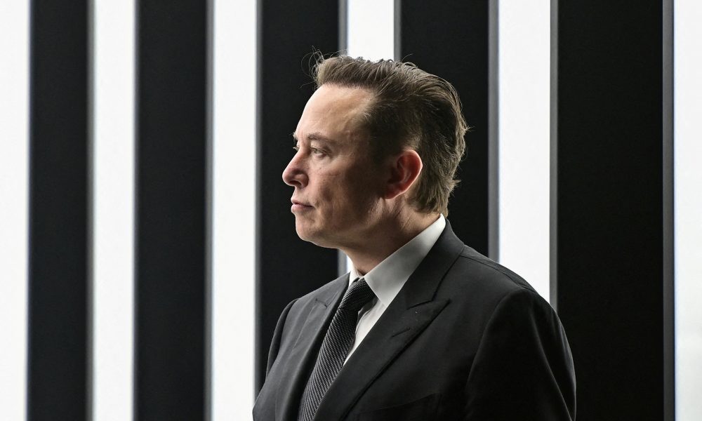 Elon Musk, la un pas să fie depășit în topul celor mai bogați oameni ai lumii. Patronul Louis Vuitton i-ar putea lua locul