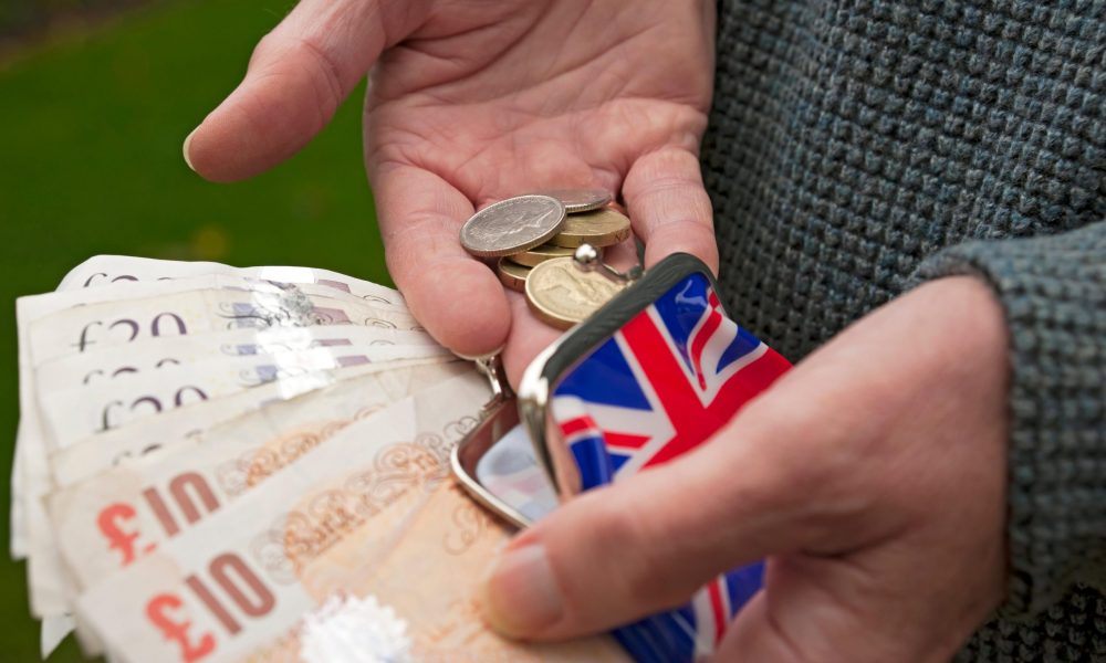 Inflația din Marea Britanie rămâne ridicată. Banca Angliei va mai reduce ratele dobânzilor o singură dată în 2024