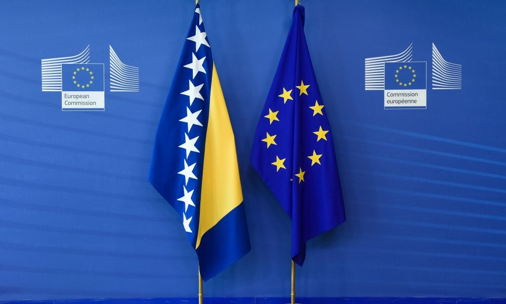 Bosnia și Herțegovina este la un pas de UE. Bruxelles-ul recomandă acordarea statutului de candidat, dar sub condiții